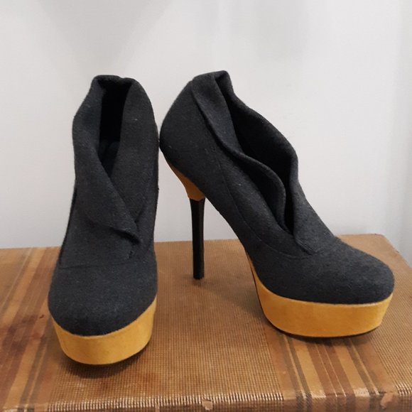 Kelsi Gray Platform Pumps - Picture 2 of 4